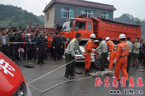 三車相撞一人被困 黃平消防破拆救司機(圖)
