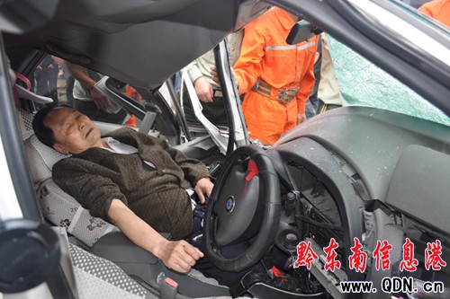 三車相撞一人被困 黃平消防破拆救司機(圖)