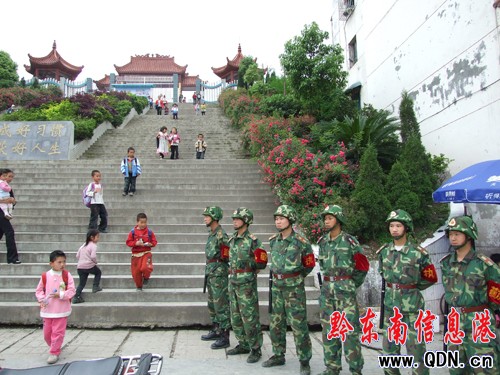 臺江:民兵為學生“保駕護航”(圖)