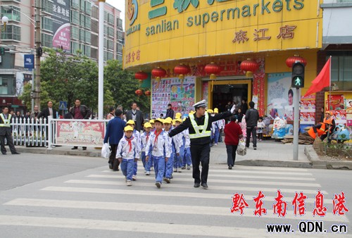 麻江交警在上學放學時段護送小學生過馬路(組圖)