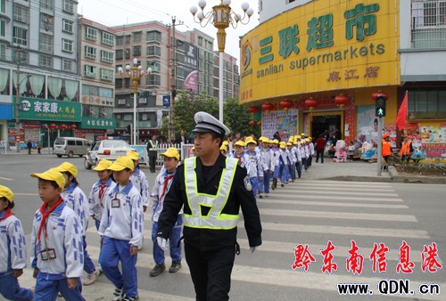麻江交警在上學放學時段護送小學生過馬路(組圖)