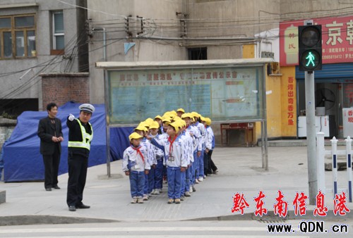 麻江交警在上學放學時段護送小學生過馬路(組圖)