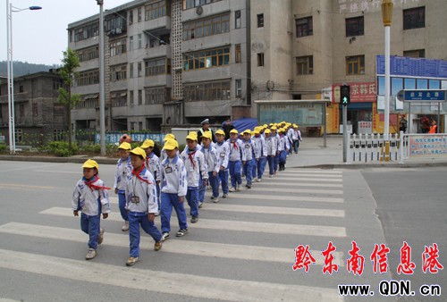 麻江交警在上學放學時段護送小學生過馬路(組圖)