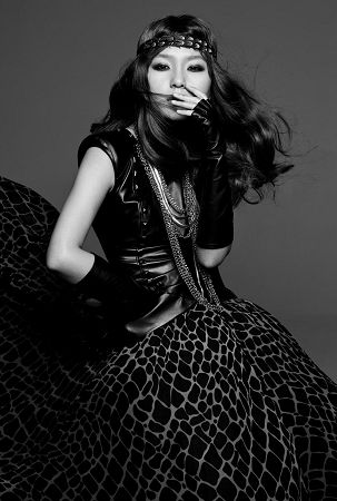 周筆暢穿裙子發(fā)唱片 新造型極具顛覆性(圖)