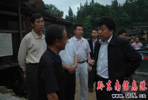 黎平王崇松縣長馳騁七鄉鎮指導防汛工作(圖)