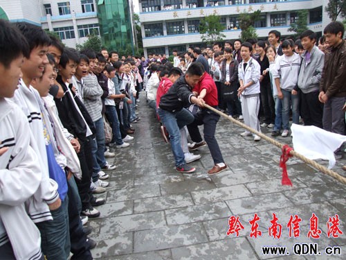 黃平縣民族中學在“游戲”中迎接高考(圖)