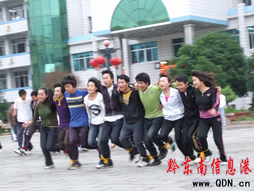 黃平縣民族中學在“游戲”中迎接高考(圖)