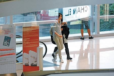 梁詠琪恢復單身心情好 素顏出行親昵攬助手(圖)