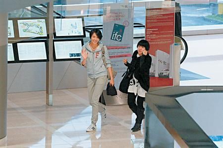 梁詠琪恢復單身心情好 素顏出行親昵攬助手(圖)