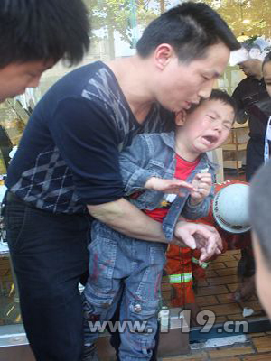 旋轉玻璃門卡住頑童手 凱里消防成功解救 旋轉玻璃門卡住頑童手 凱里消防成功解救