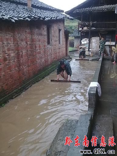 突降大雨 雨水淹入居民房屋(組圖)