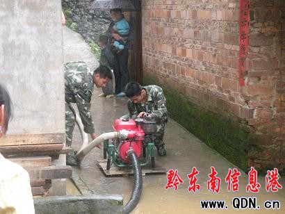 突降大雨 雨水淹入居民房屋(組圖)