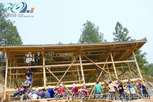 ��ɽͶ���2000�f(w��n)Ԫ����1976��é�ݷ�(�D)