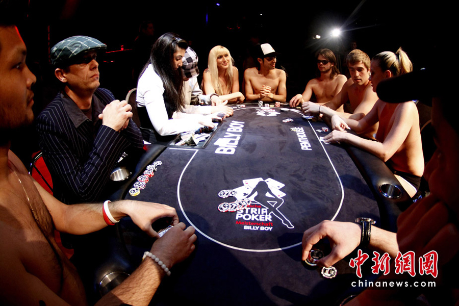 德國舉行趣味“裸體撲克”大賽(組圖)