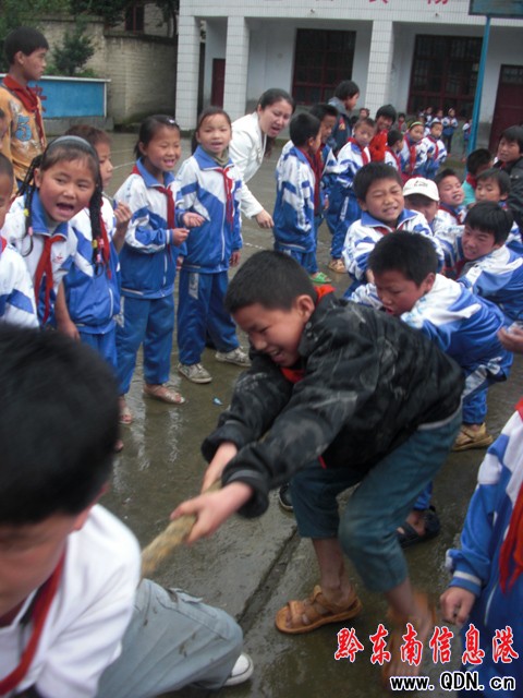 雷山黃里小學拔河、歌唱慶“六一”(圖)