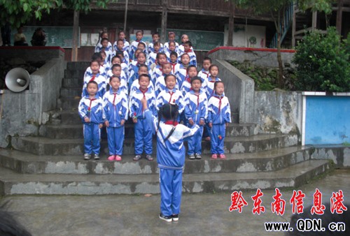 雷山黃里小學拔河、歌唱慶“六一”(圖)