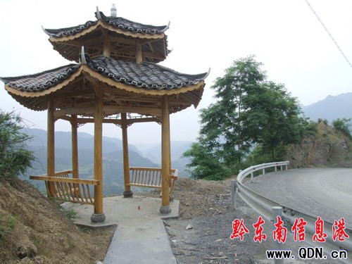 觀景臺(tái)扮靚“鎮(zhèn)岑”旅游專(zhuān)線(xiàn)成亮點(diǎn)(圖)