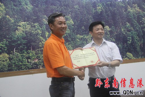 國(guó)家體操隊(duì)總教練黃玉斌一行來(lái)榕江考察(圖)