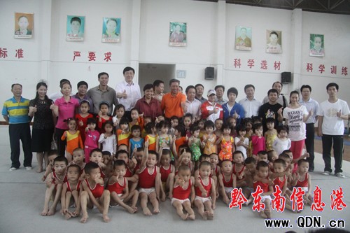 國(guó)家體操隊(duì)總教練黃玉斌一行來(lái)榕江考察(圖)