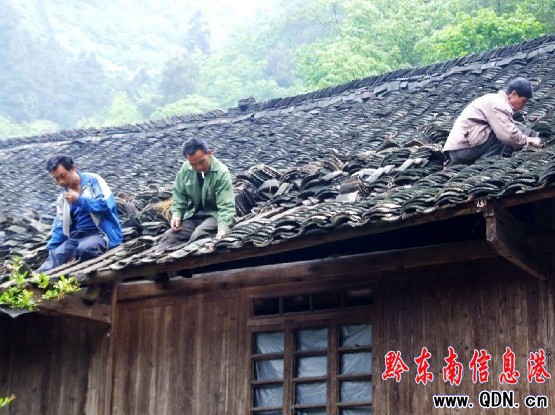 三伏季節雨水頻繁 村民上房翻瓦忙(圖)