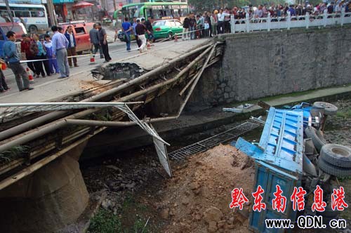 大卡“跳下”洗馬河 大橋難以承受之重?(圖)