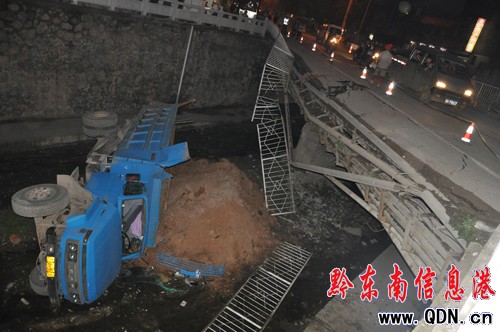 大卡“跳下”洗馬河 大橋難以承受之重?(圖)