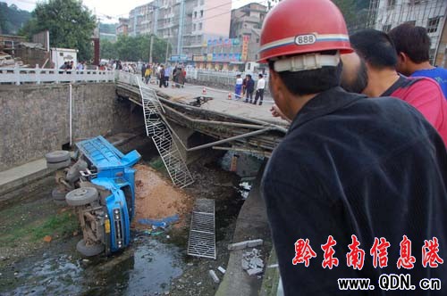 大卡“跳下”洗馬河 大橋難以承受之重?(圖)