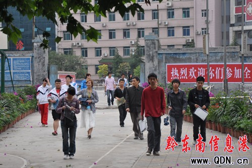 一人高考全家動(dòng)員 凱里迎來高考“開卷”(圖)