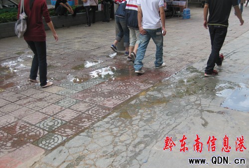 Ѭ�˵���ˮ���^���е� ·��ֻ�ܓu�^�@�У��D��