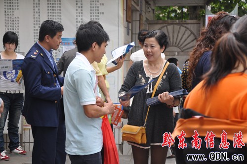 學生忙高考 民辦高校忙招生 高學費出高材生?