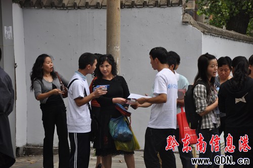 學生忙高考 民辦高校忙招生 高學費出高材生?