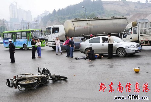 凱里街頭摩托與轎車相撞 兩人拋到路中(圖)