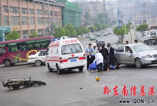 凱里街頭摩托與轎車相撞 兩人拋到路中(圖)