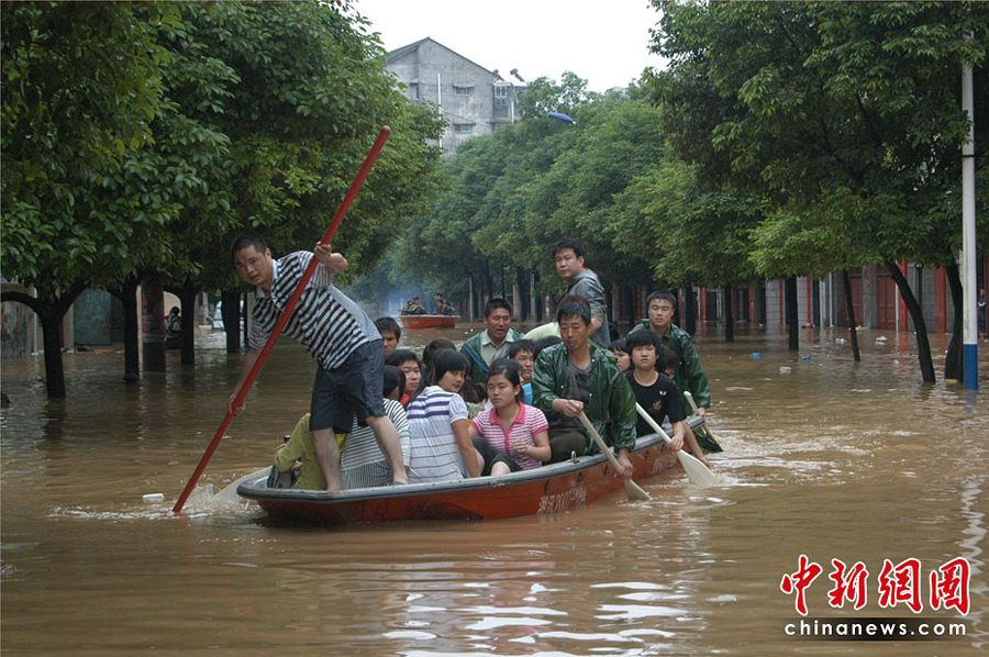 中國(guó)南方部分省區(qū)遭暴雨襲擊(組圖)