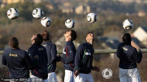 組圖:意大利南非備戰(zhàn) 衛(wèi)冕冠軍變“頭球隊(duì)”