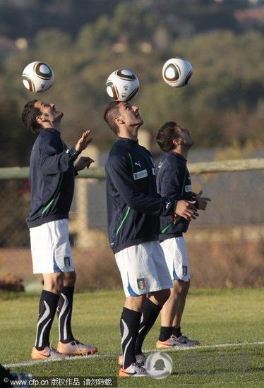 組圖:意大利南非備戰(zhàn) 衛(wèi)冕冠軍變“頭球隊(duì)”