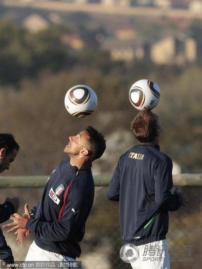組圖:意大利南非備戰(zhàn) 衛(wèi)冕冠軍變“頭球隊(duì)”