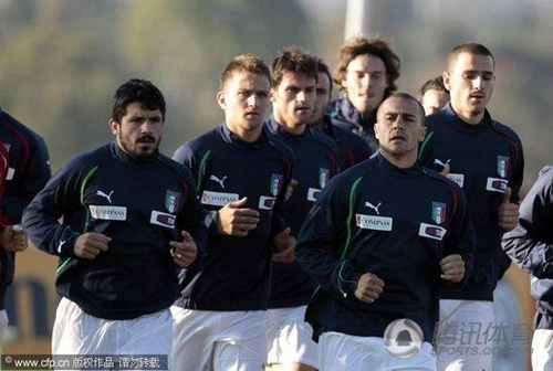 組圖:意大利南非備戰(zhàn) 衛(wèi)冕冠軍變“頭球隊(duì)”