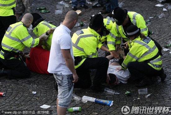 組圖:足球流氓發威曼徹斯特街頭觀戰起沖突