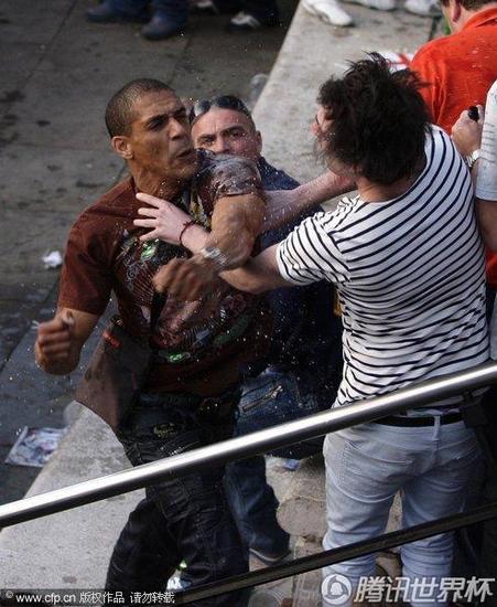 組圖:足球流氓發威曼徹斯特街頭觀戰起沖突