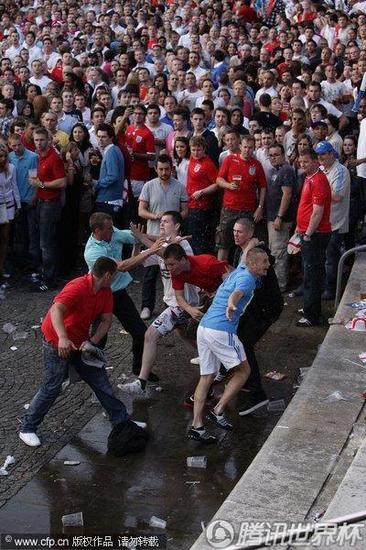 組圖:足球流氓發威曼徹斯特街頭觀戰起沖突