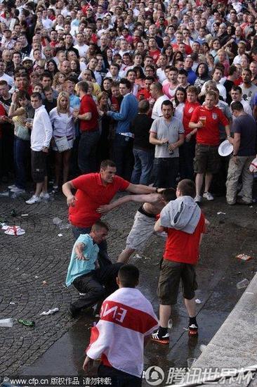 組圖:足球流氓發威曼徹斯特街頭觀戰起沖突