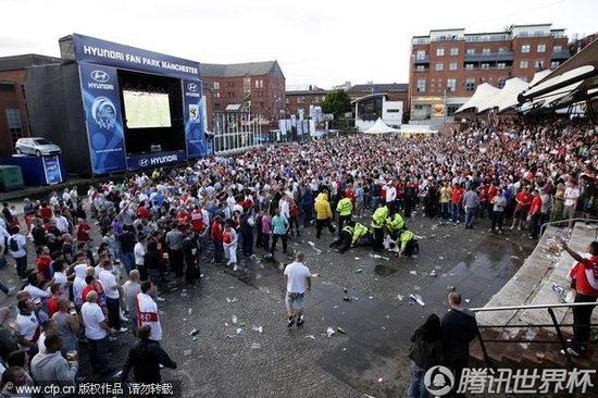 組圖:足球流氓發威曼徹斯特街頭觀戰起沖突