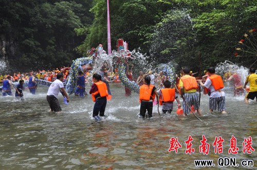 施秉第八屆“紅花郎”杉木河漂流節隆重開幕