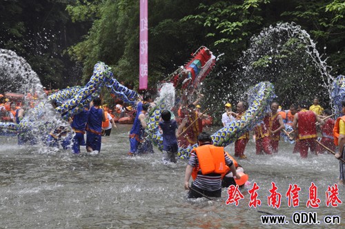 施秉第八屆“紅花郎”杉木河漂流節隆重開幕
