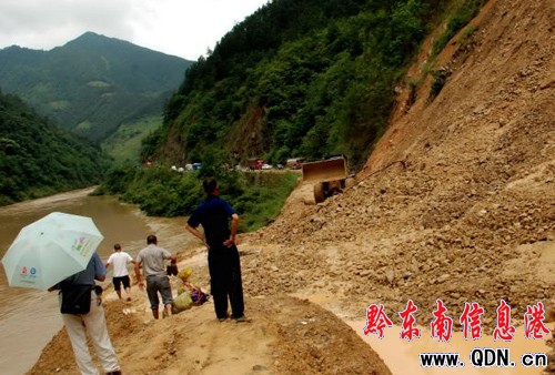榕江:發生山體滑坡 國道被堵(組圖)