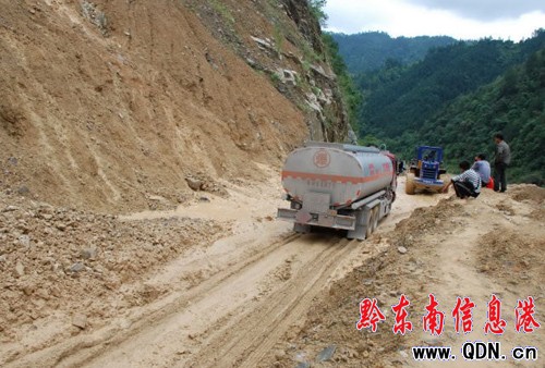 榕江:發生山體滑坡 國道被堵(組圖)