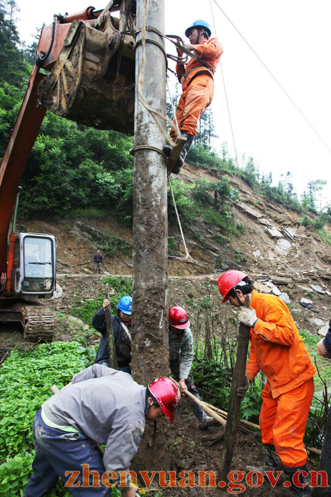鎮遠供電局冒雨奮戰 及時恢復606戶正常供電(圖)
