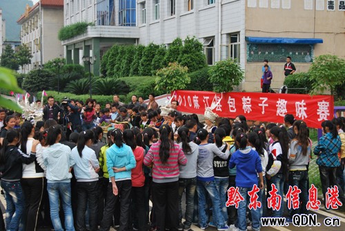 麻江:包棕子比賽 端午節里趣味濃(圖)