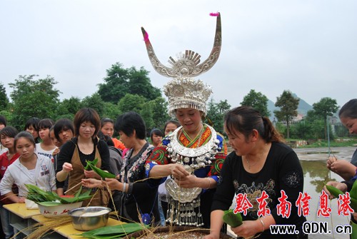 麻江:包棕子比賽 端午節里趣味濃(圖)